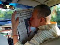 Соломон Паси целува вестник 